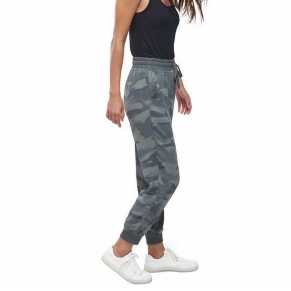 SPLENDID Camouflage Jogger Pants with Pockets Small